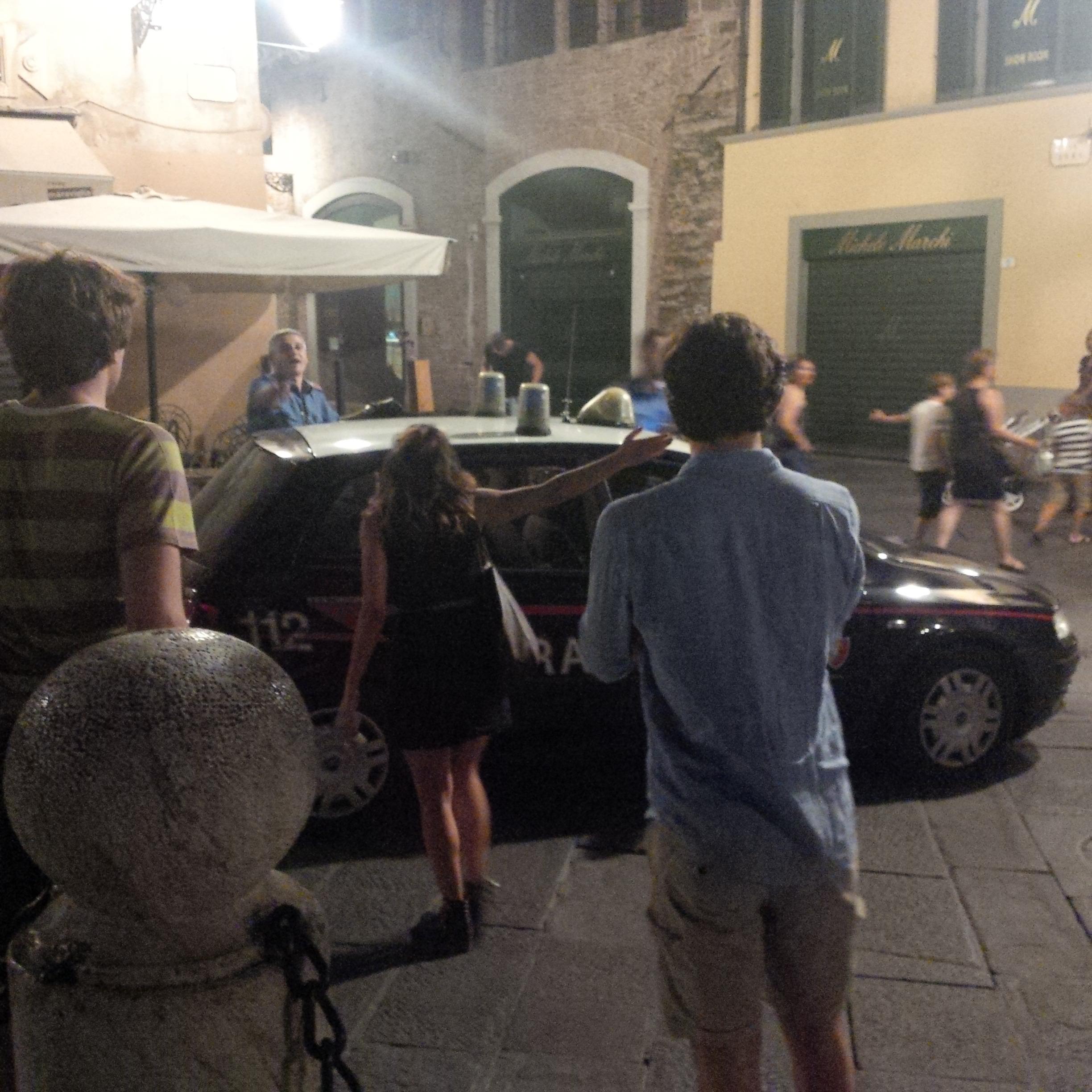 Un momento dell'inseguimento in piazza San Michele