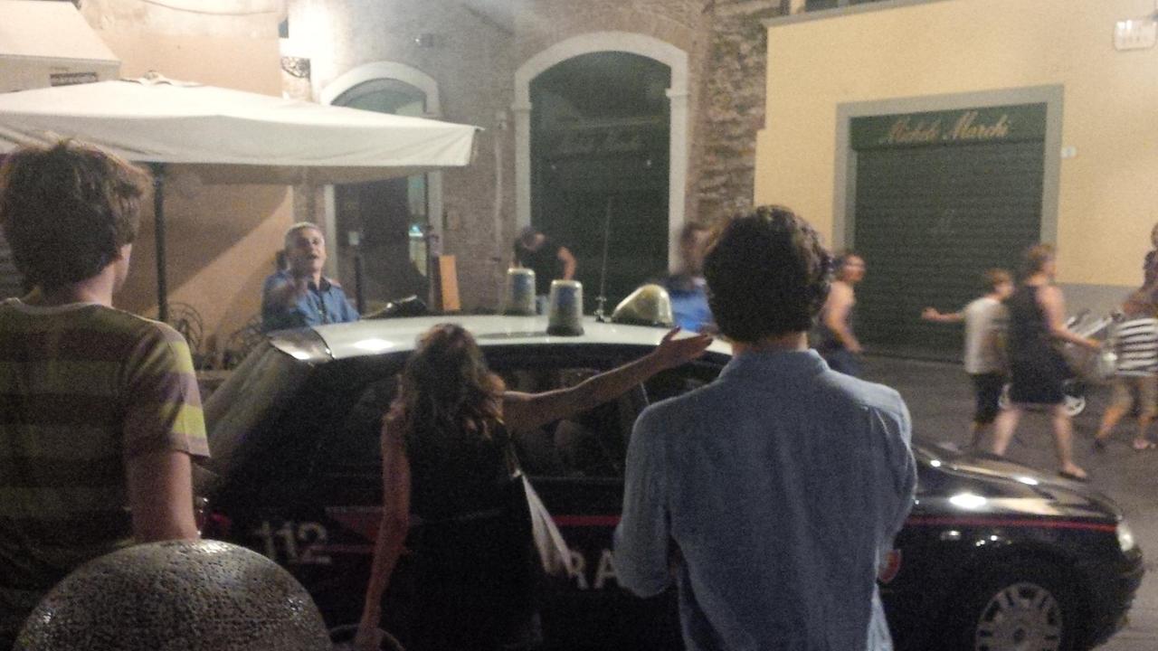 Un momento dell'inseguimento in piazza San Michele