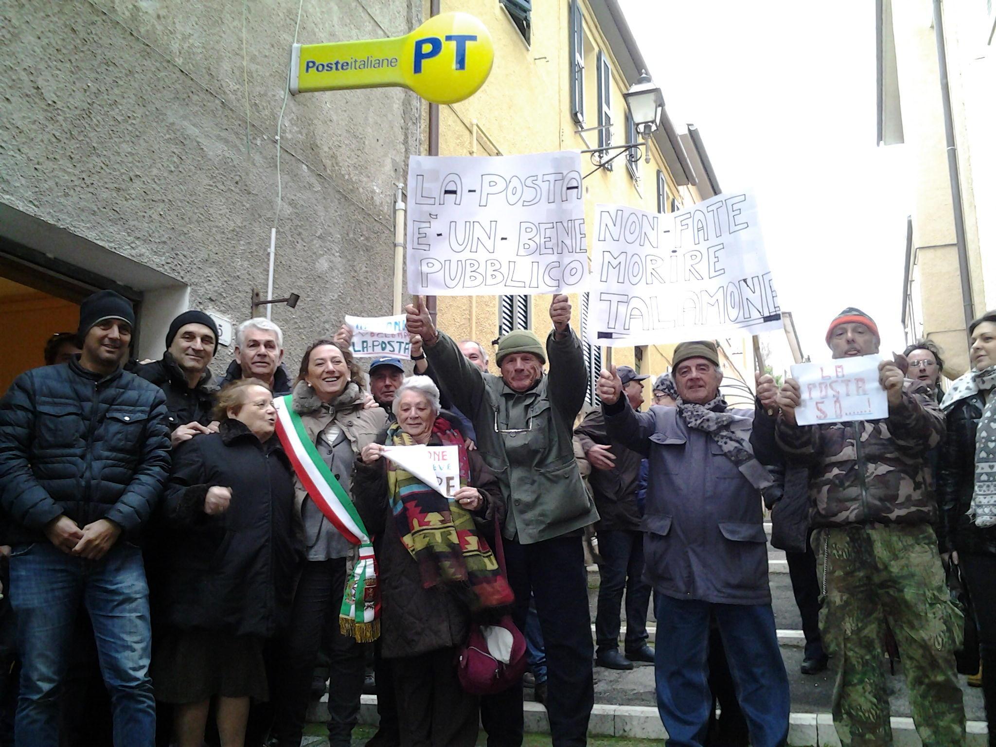 Una delle proteste dei mesi scorsi contro la chiusura dei piccoli uffici postali