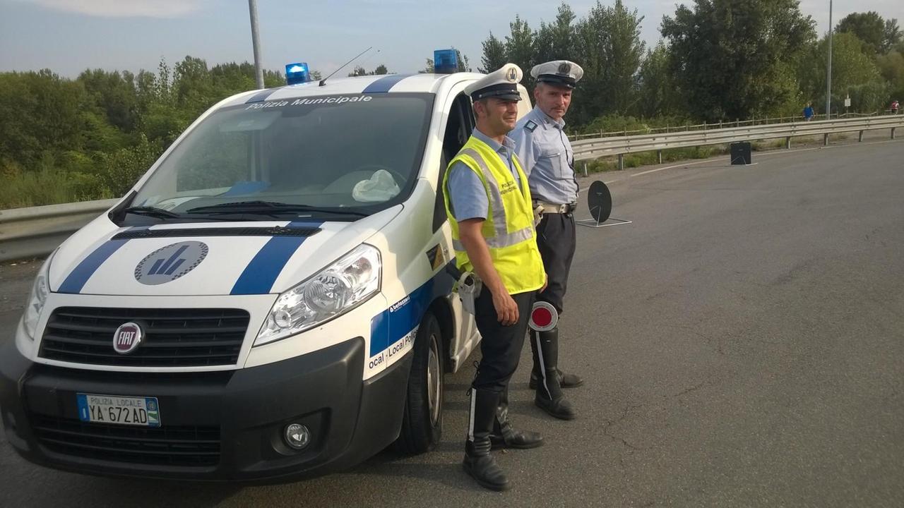 Provoca due incidenti e scappa, denunciato