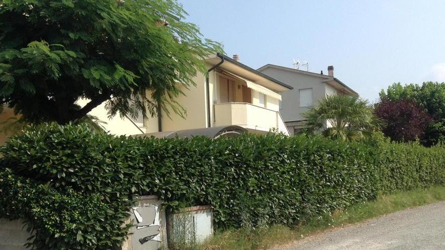 Faccia a faccia con i ladri: «Li ho visti saltare la siepe»