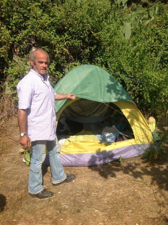 Alessandro Fadda davanti alla sua tenda
