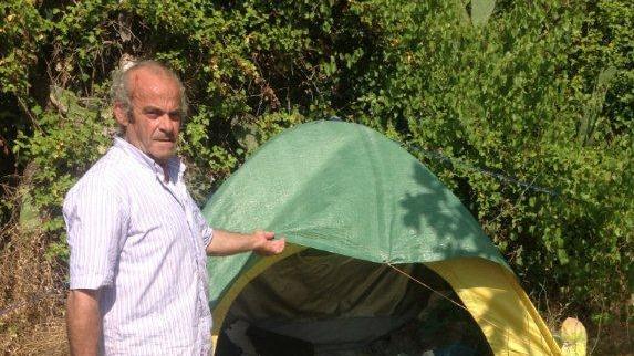 Alessandro Fadda davanti alla sua tenda