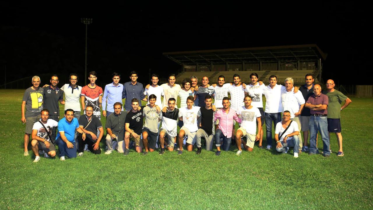 La formazine al completo della Larcianese impegnata nel campionato di Eccellenza 2015-16 (Foto Nucci)