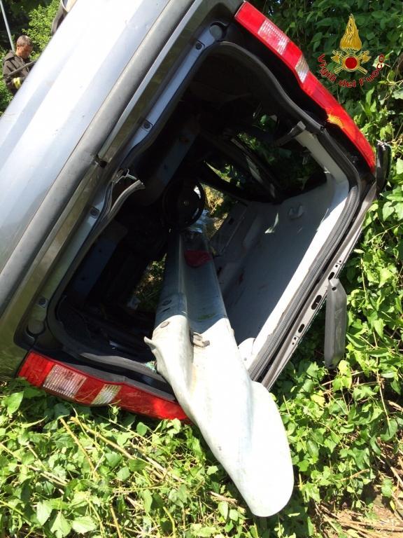 L'auto infilzata dal guard-rail (foto vigili del fuoco)