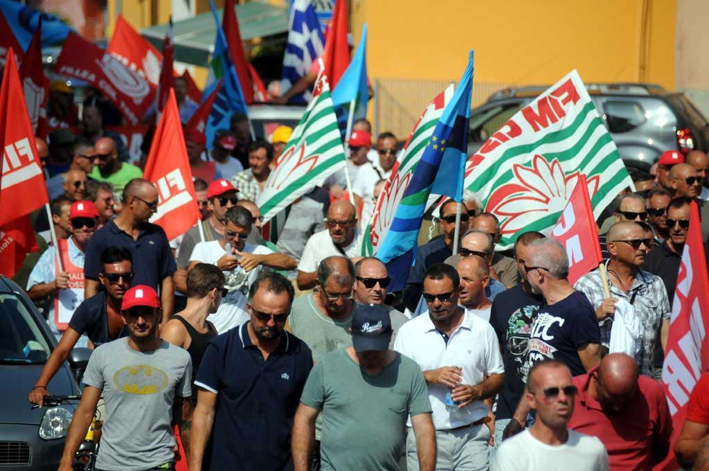 Accordo raggiunto nella notte, 100 euro in più ai lavoratori del marmo di Massa Carrara