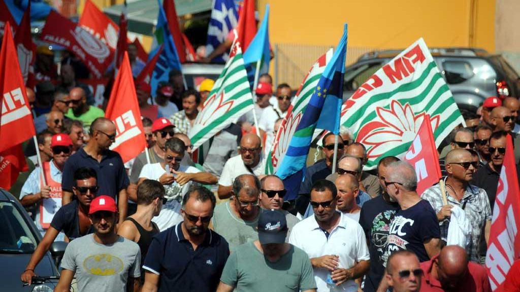 Accordo raggiunto nella notte, 100 euro in più ai lavoratori del marmo di Massa Carrara