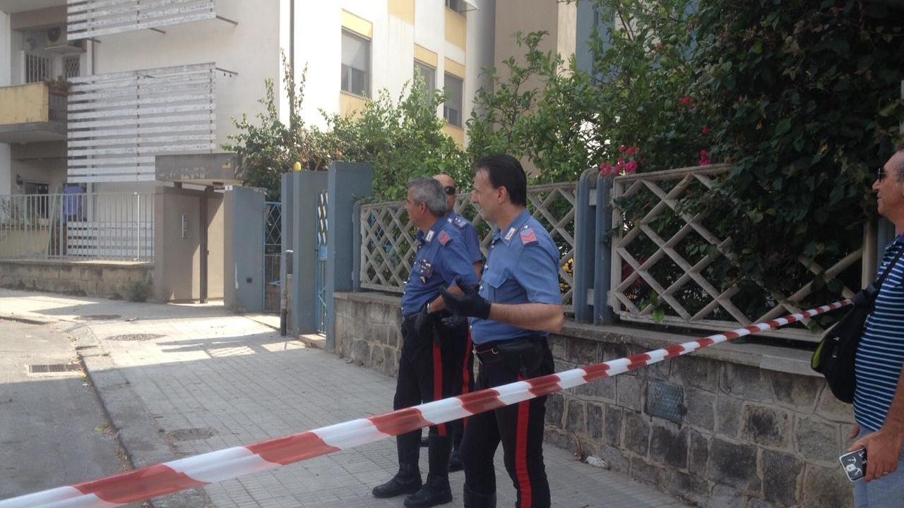Carabinieri in via Besta sotto la casa dove un disoccupato ha minacciato il suicidio (foto Mario Rosas)