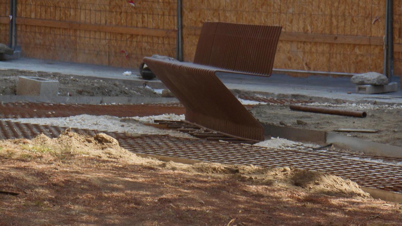 Una delle panchine contestate dentro il cantiere di piazza Cavallotti
