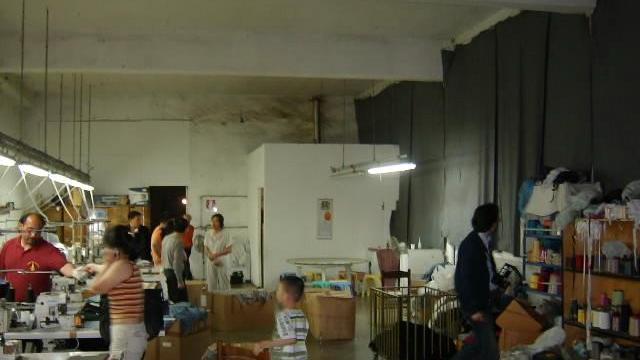 Controlli in una confezione cinese di Prato