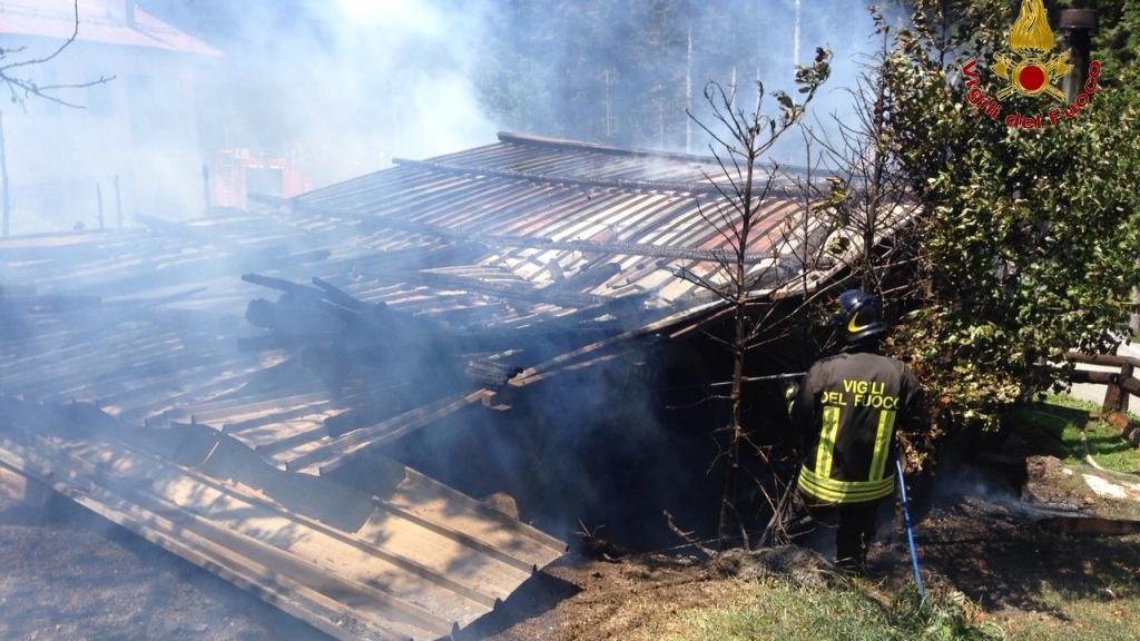 L'intervento dei pompieri alla rimessa agricola (foto Vigili del fuoco)