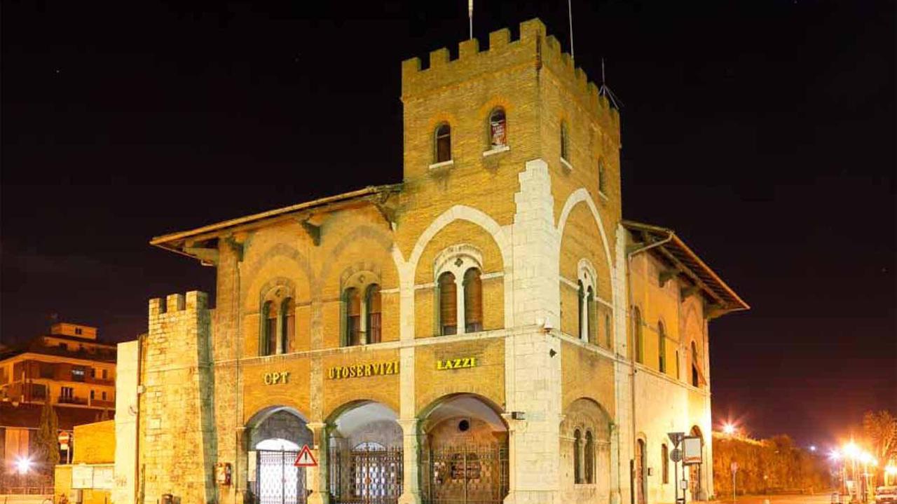 La vecchia stazione del trammino fotografata di notte da Fabio Muzzi