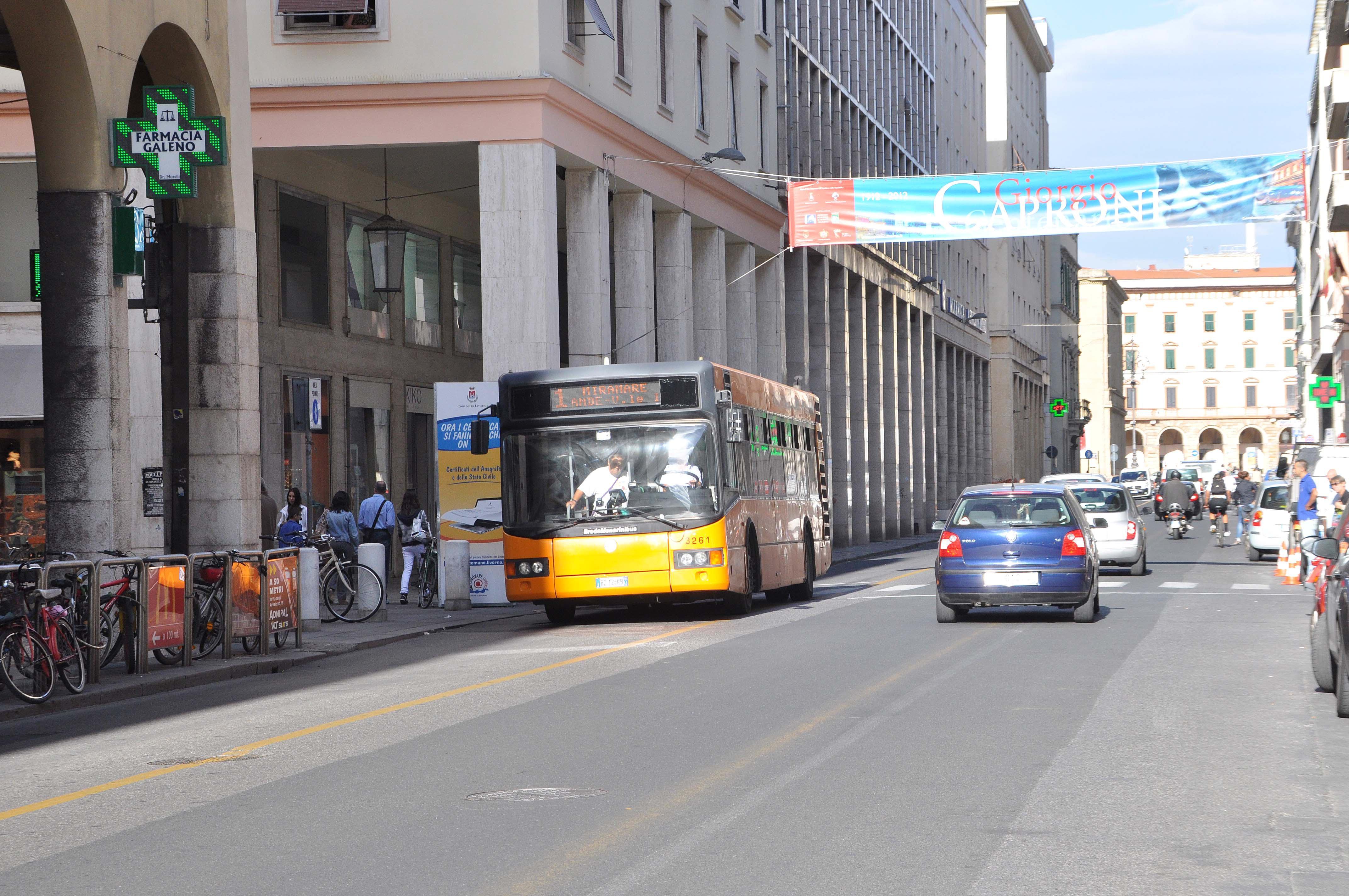 Un bus della Ctt Nord a una fermata di via Grande