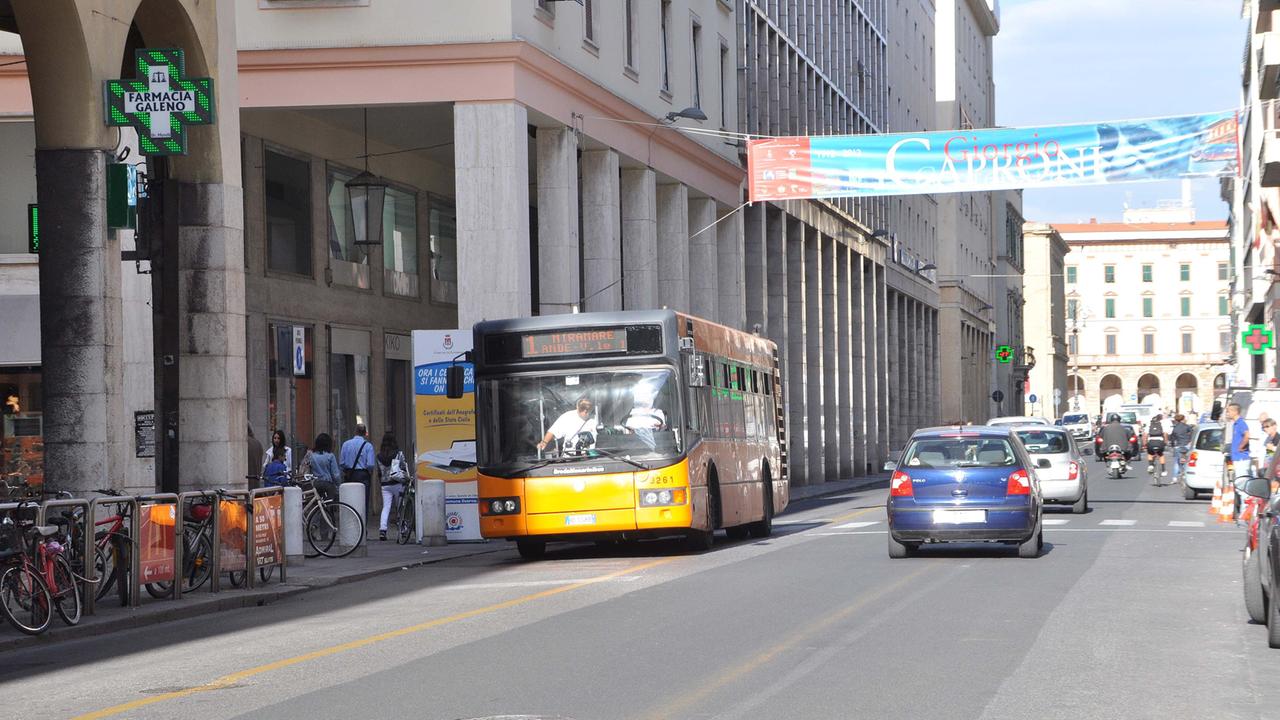 Un bus della Ctt Nord a una fermata di via Grande