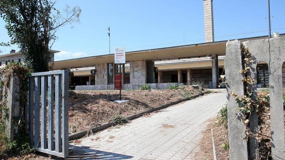 Il cancello su via Cividale lasciato aperto da Ferrovie (Foto Nucci)