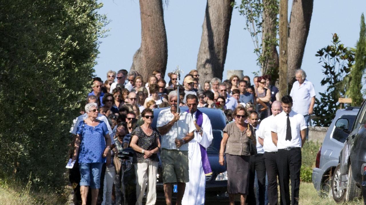 Il corteo funebre verso il cimitero di Stabbia (Foto Agenzia Carlo Sestini)