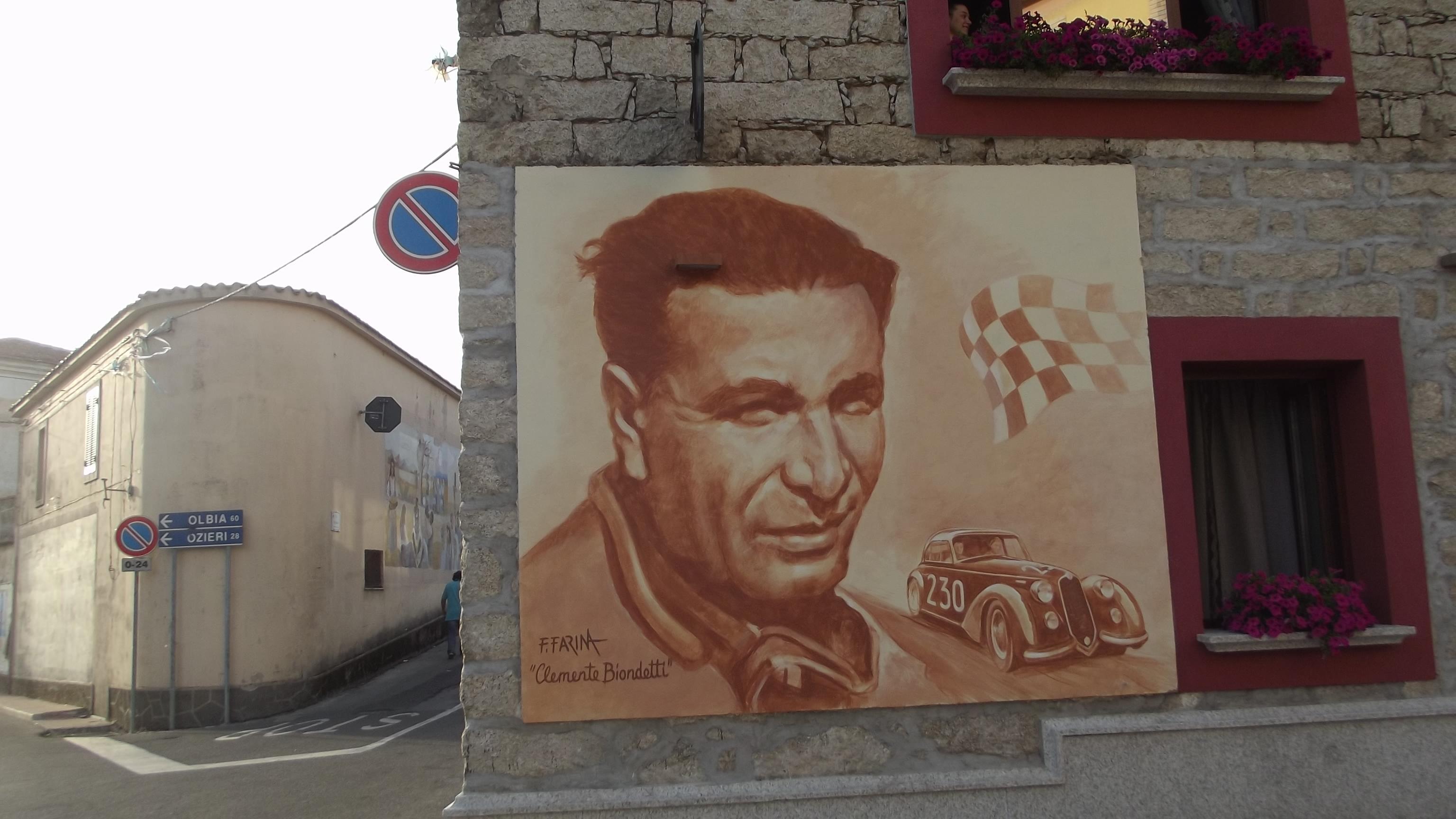 La gigantografia del pilota Clemente Biondetti in piazza Comune a Buddusò