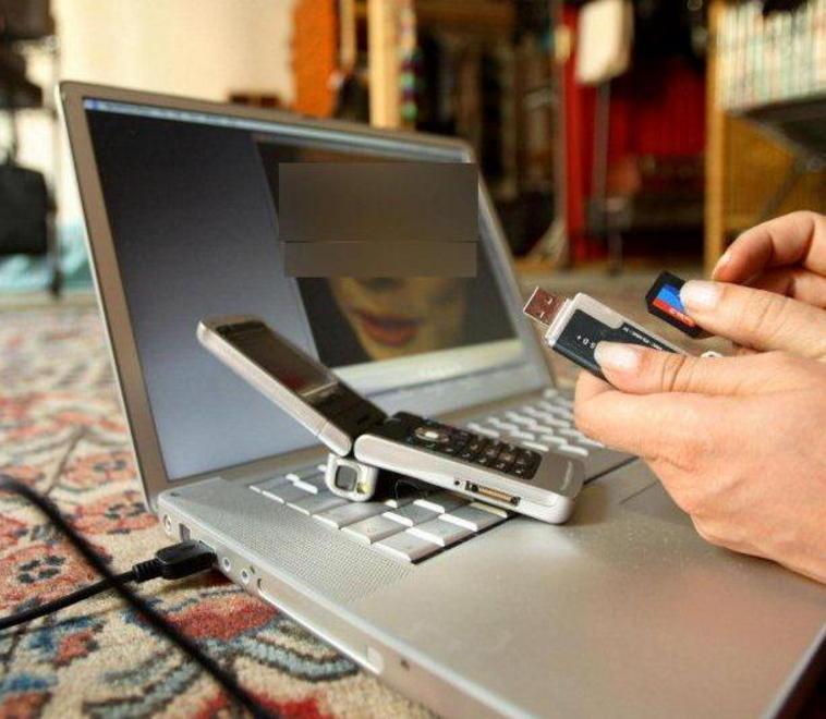 Si fidanza on line per ottenere selfie di ragazzine nude