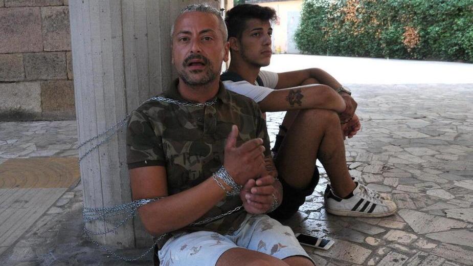 Si incatena contro i vincoli burocratici