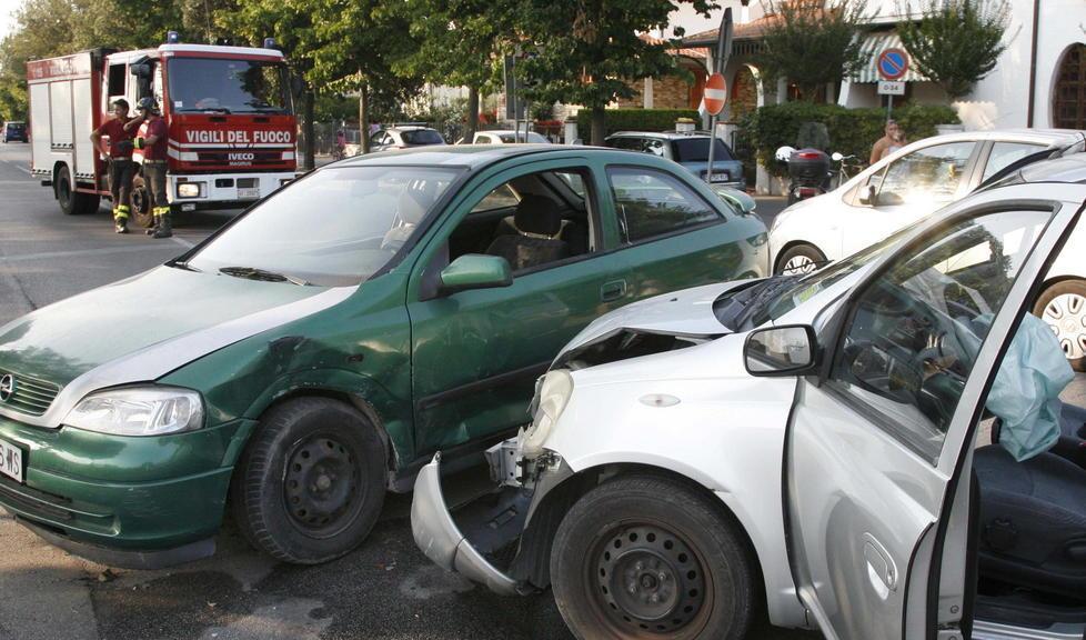 Si schianta contro un’auto e fugge 