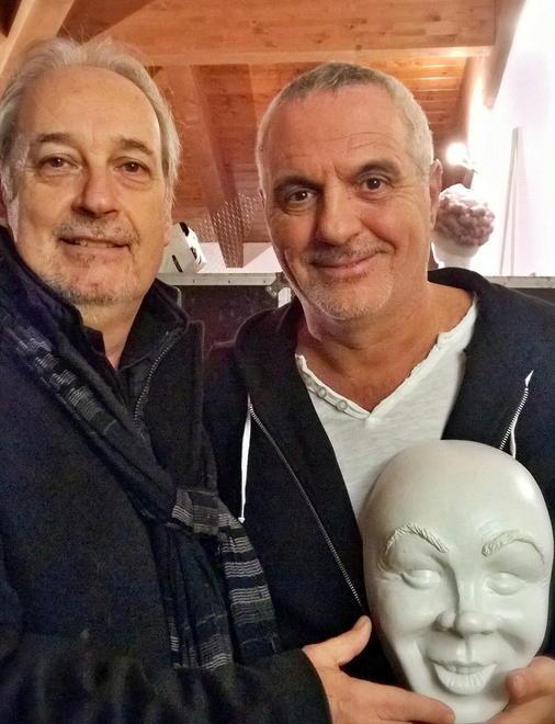 Maschere d’artista per acquistare defibrillatori