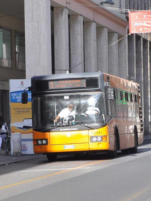 Bus, autista aggredito da un gruppo di turisti 