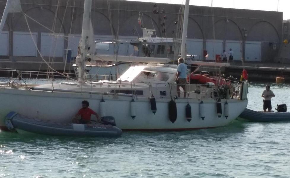 Barca in fiamme al largo di Vada 