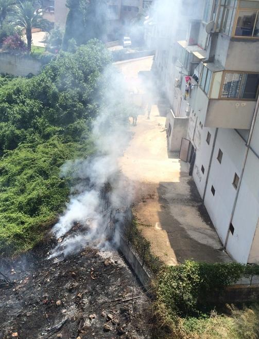 Incendio in via Addis paura tra gli abitanti il fuoco sfiora le case 