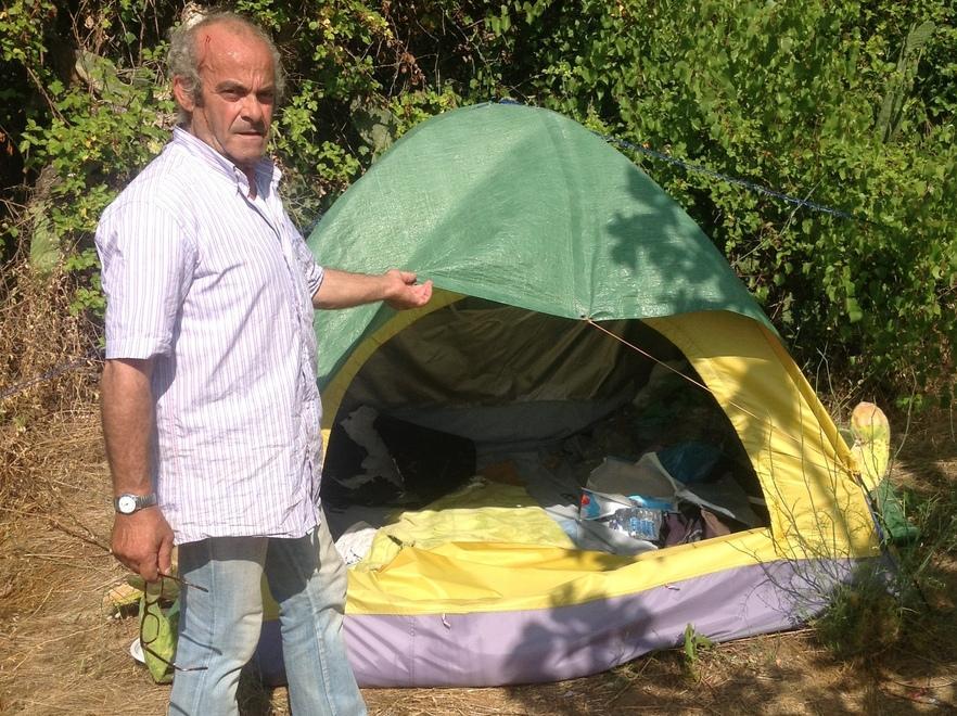 L’uomo che vive in una tenda da tre anni 
