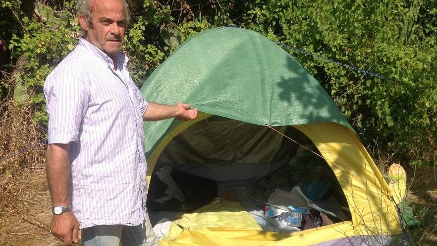 L’uomo che vive in una tenda da tre anni 
