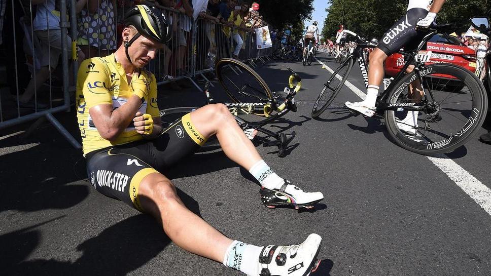 Al Tour un’altra caduta Martin, clavicola rotta In giallo torna Froome