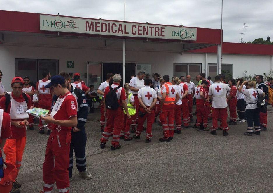 Volontari della Croce Rossa al lavoro al concerto Ac/Dc