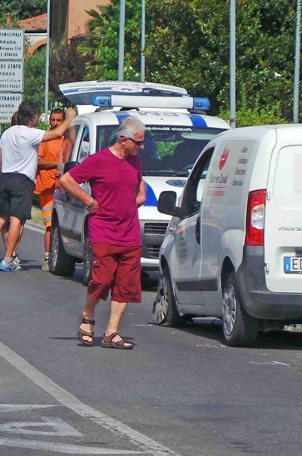 Col braccio meccanico rompe cavi e semina danni 