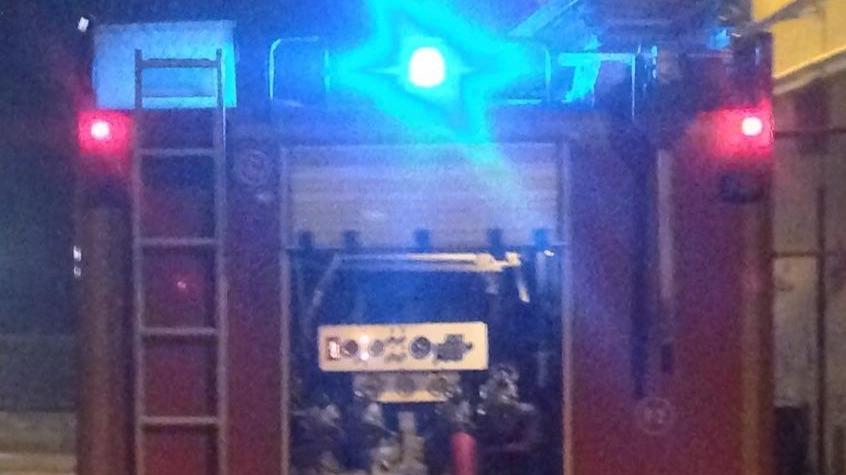 L'automezzo dei vigili del fuoco a Vernio