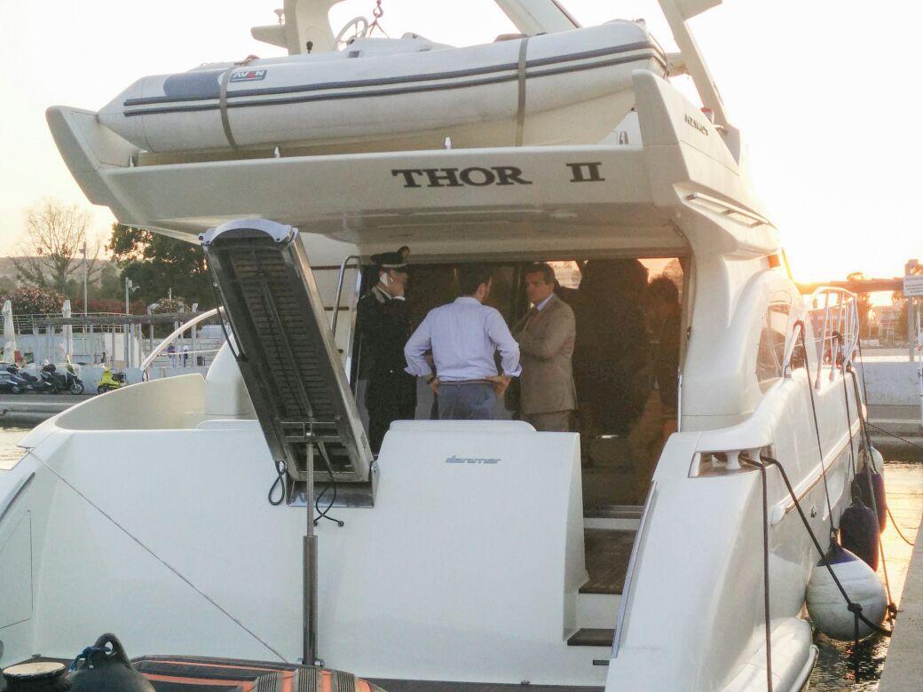 Gli inquirenti sulla barca da dove si è tuffata la bimba ferita mortalmente dall'elica (foto Mario Rosas)