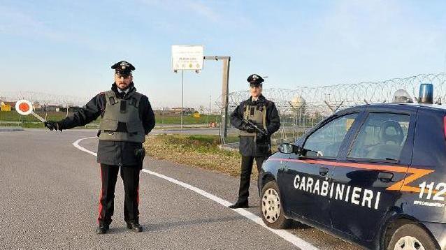 I ragazzi fanno chiasso, lui ne ferisce uno con un coltello