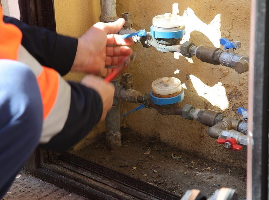 Un operaio di Abbanoa controlla un contatore dell'acqua