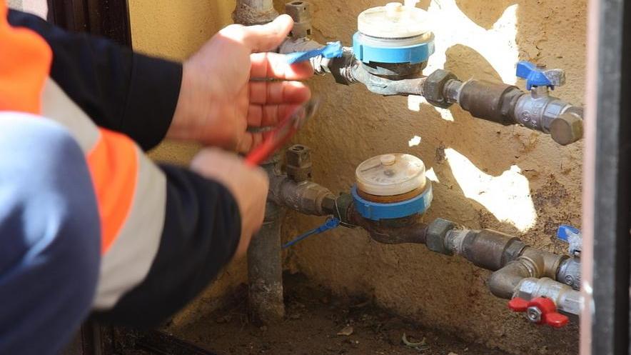Un operaio di Abbanoa controlla un contatore dell'acqua
