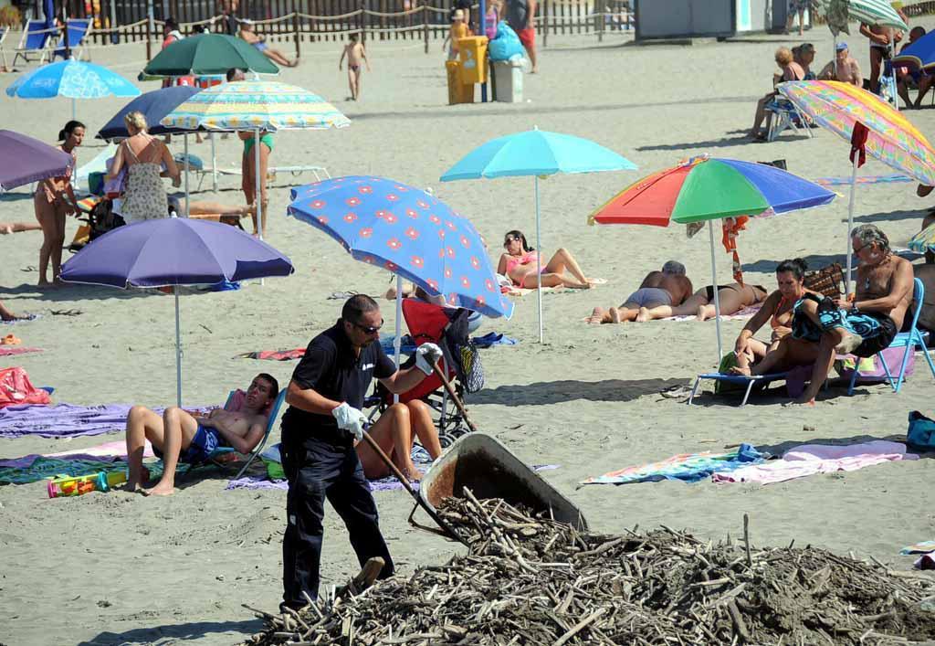 Il lavarone in spiaggia pulizia fra i bagnanti