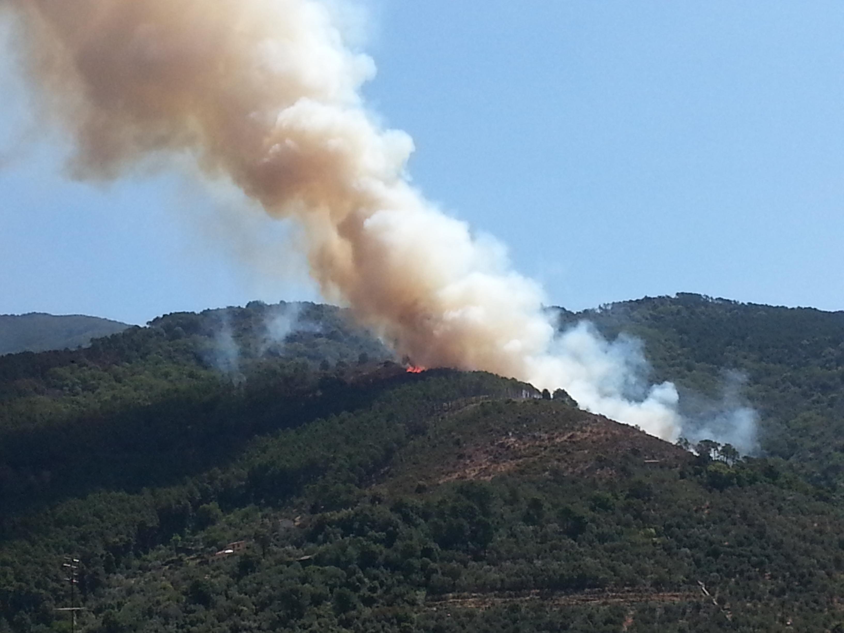 L'incendio sul Monte Serra