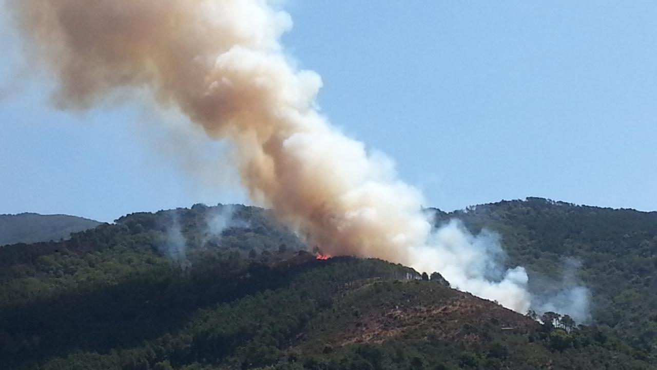 L'incendio sul Monte Serra