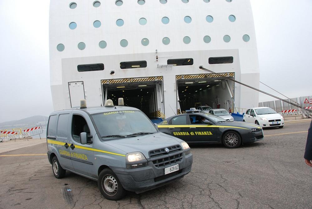 La guardia di finanza impegnata nei controlli al porto dell'Isola Bianca