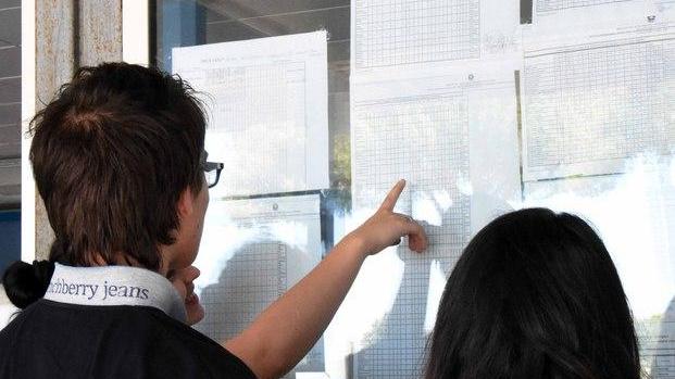 Davanti ai risultati della maturità 2015 (foto Agenzia Bf)