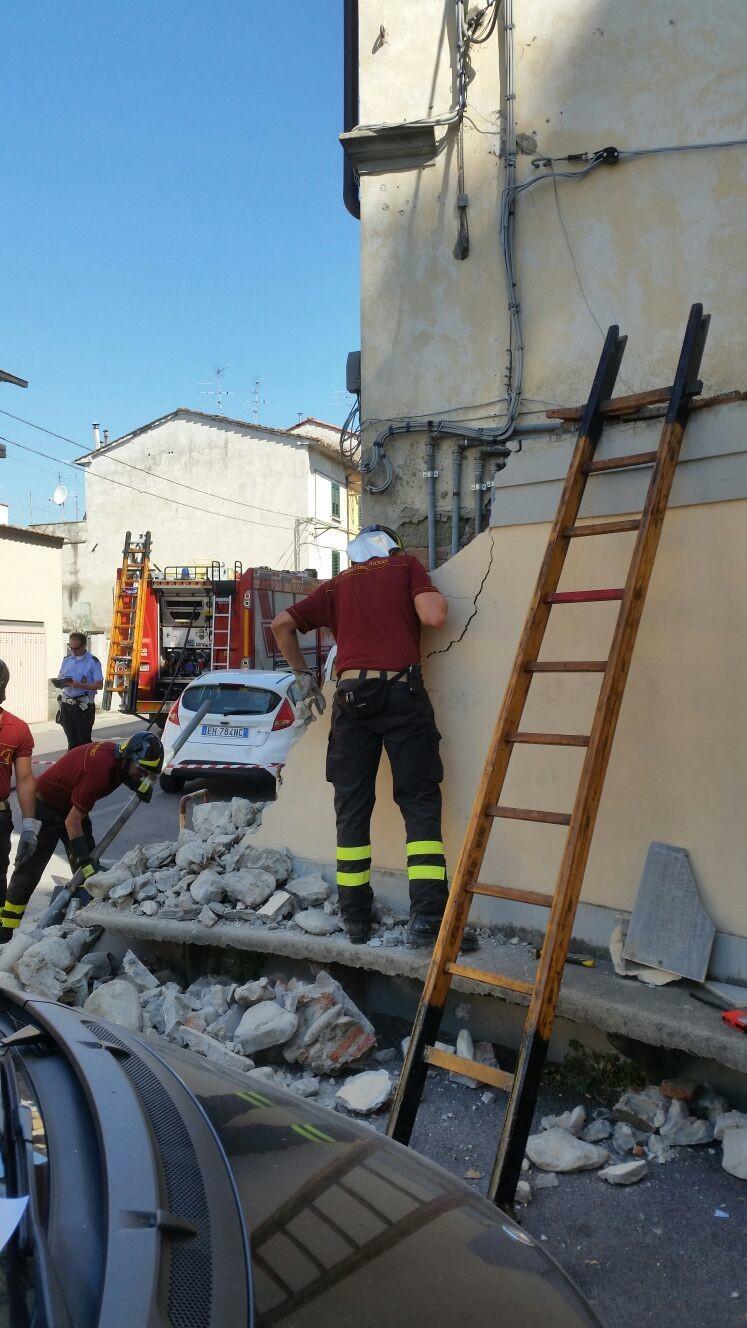 I vigili del fuoco mettono in sicurezza il luogo dell'incidente