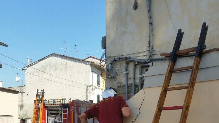 I vigili del fuoco mettono in sicurezza il luogo dell'incidente