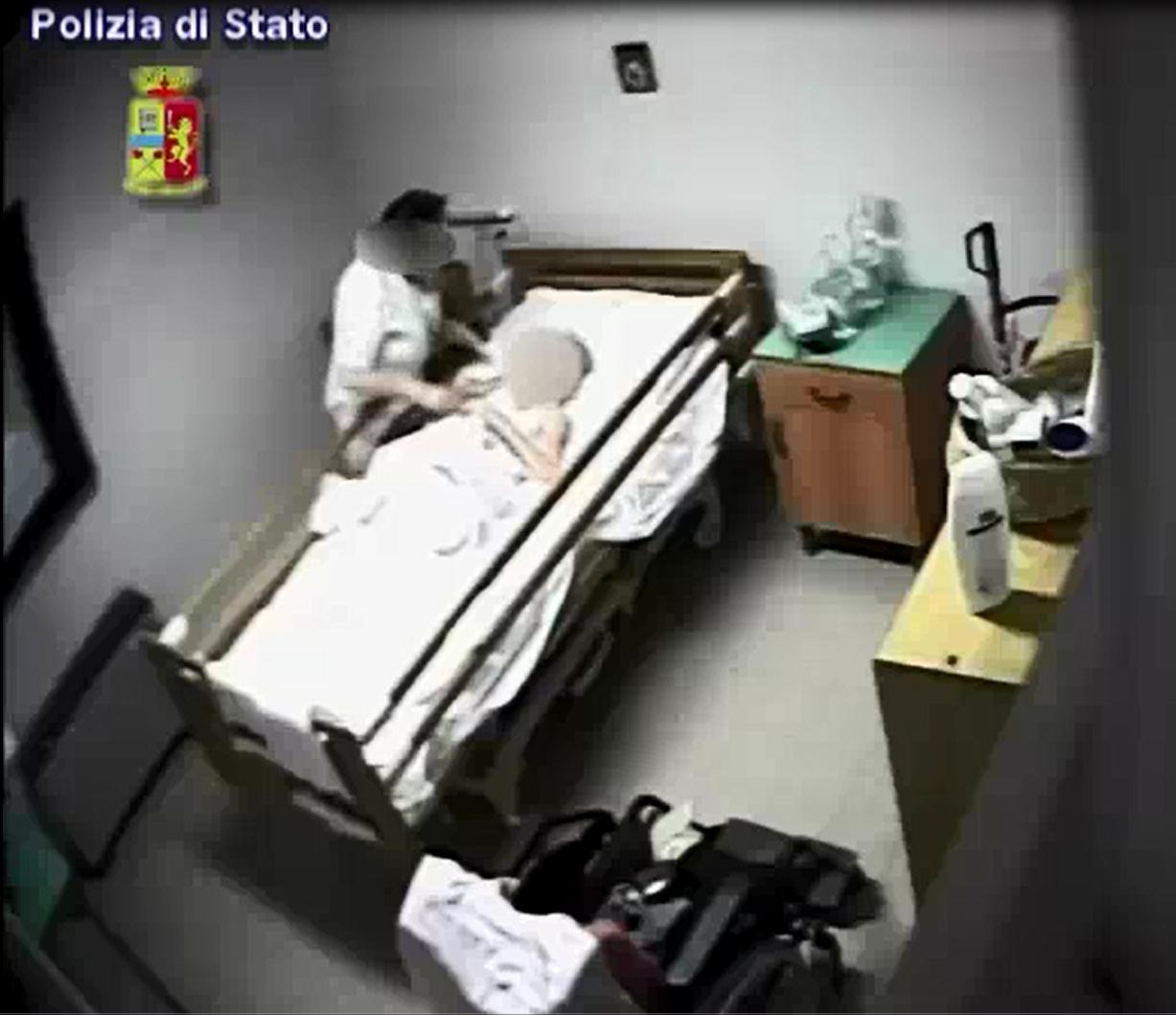 Un fotogramma del video della polizia che mostra i maltrattamenti
