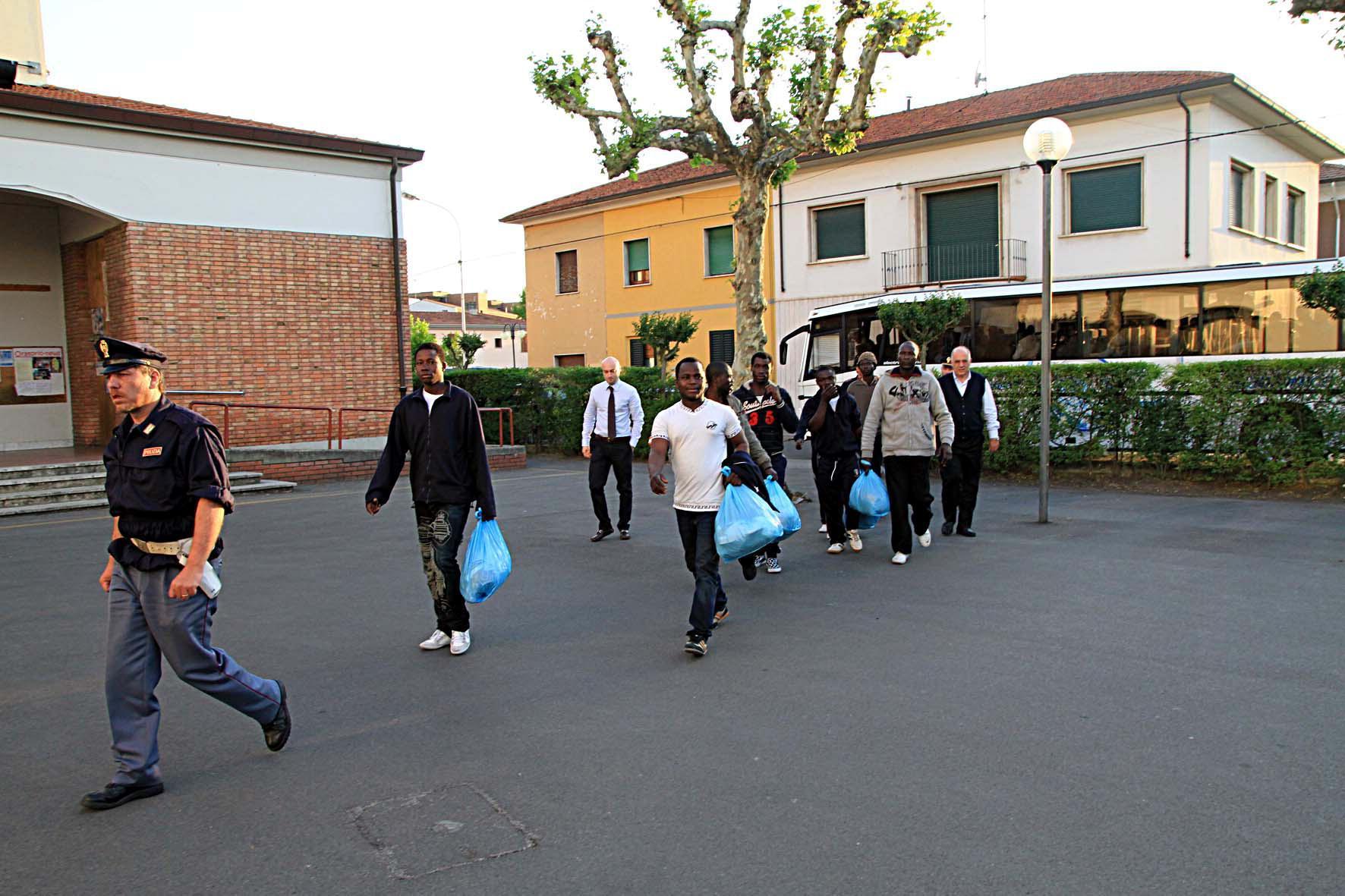 L'arrivo dei profughi al Corpus Domini di Montecatini nel maggio 2011