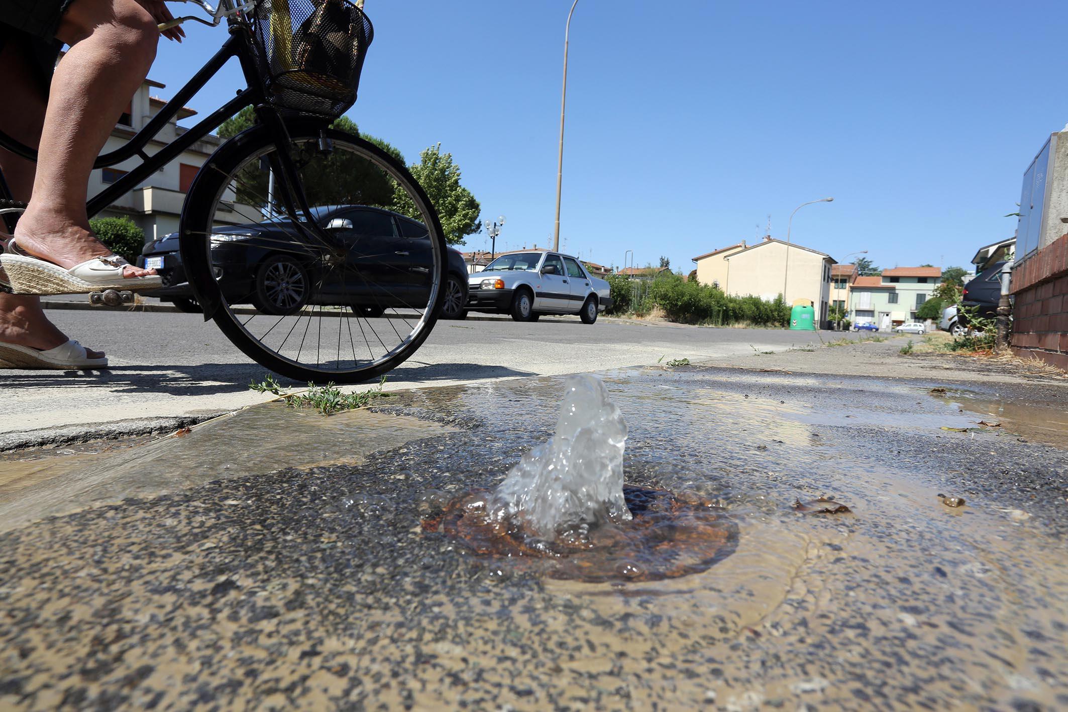 La perdita di acqua in via Toti a Spicchio 