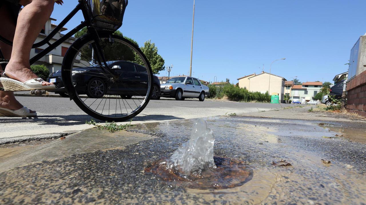 La perdita di acqua in via Toti a Spicchio