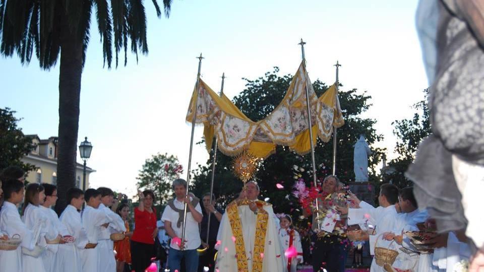 Don Silvio Foddis, parroco di Arborea, durante una cerimonia religiosa
